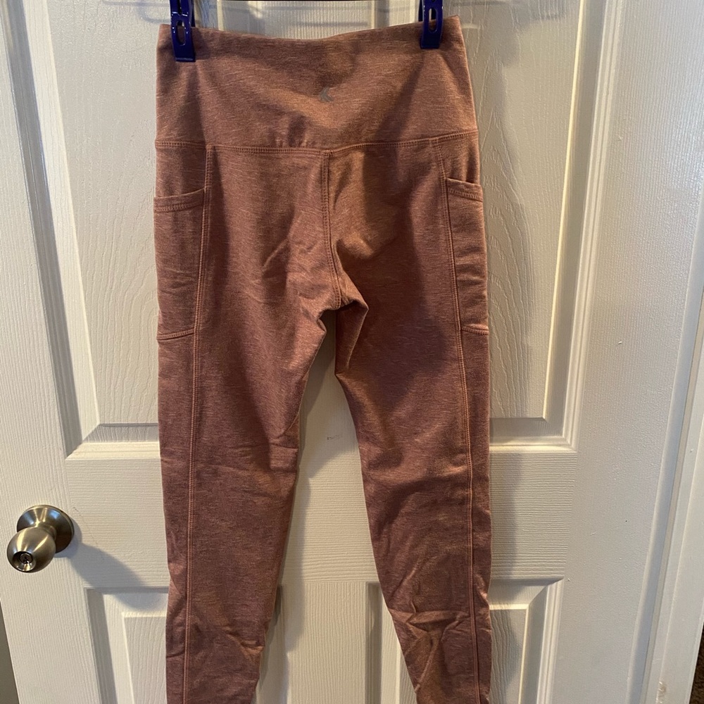 Athletic leggings with pockets